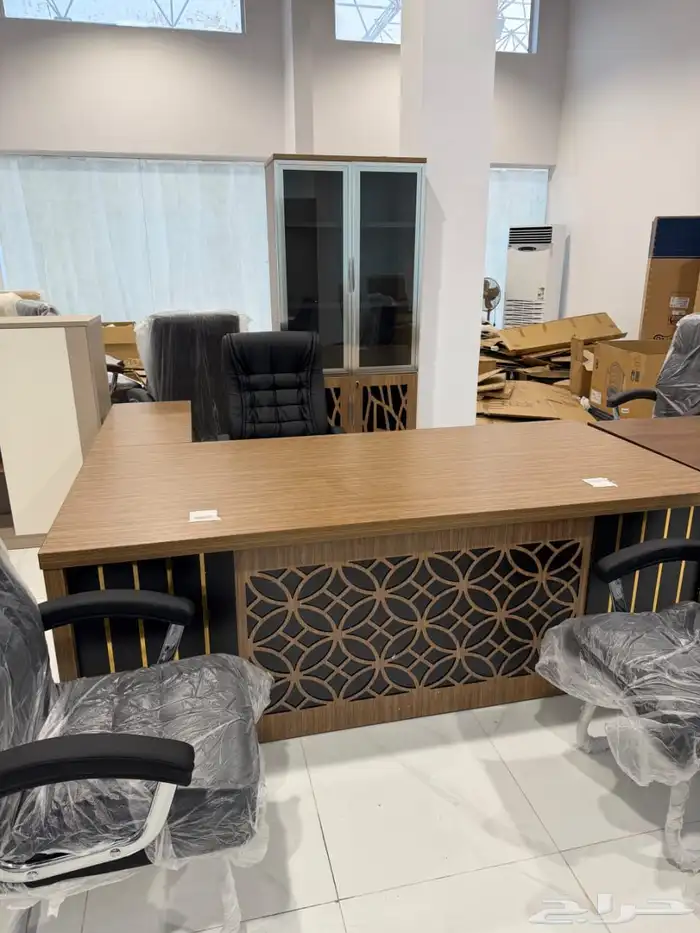 طاولة مكتب حديثة بتصميم عصري بأحجام مختلفة 10