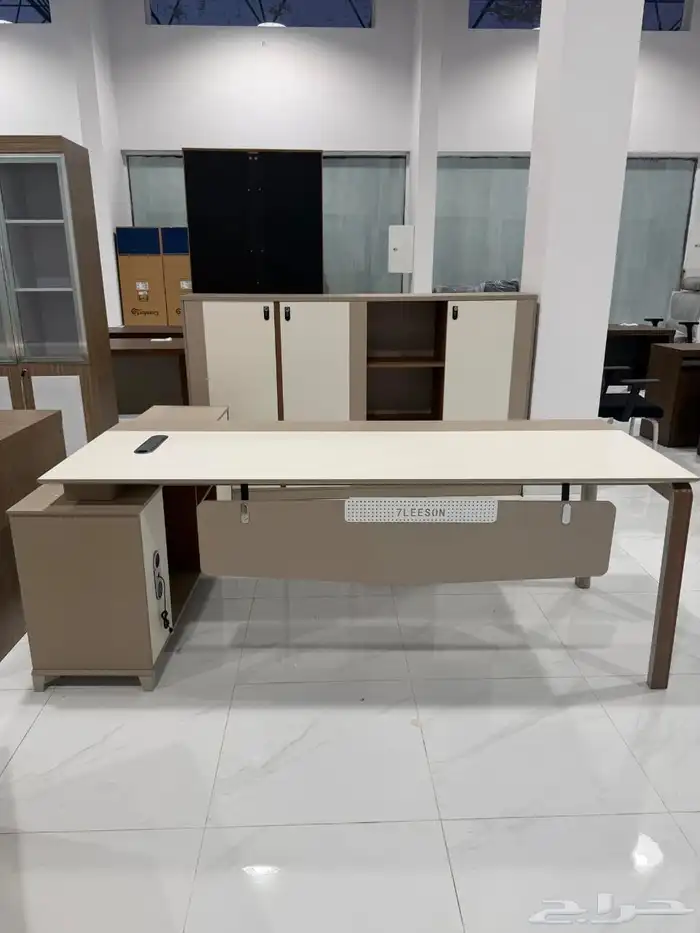 طاولة مكتب حديثة بتصميم عصري بأحجام مختلفة 38