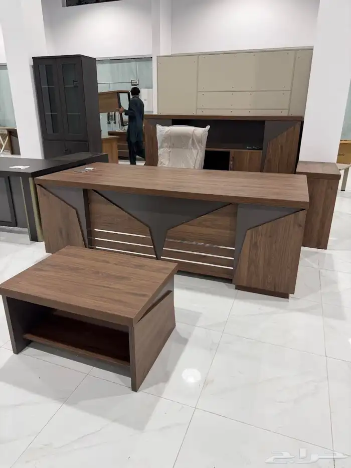 طاولة مكتب حديثة بتصميم عصري بأحجام مختلفة 50