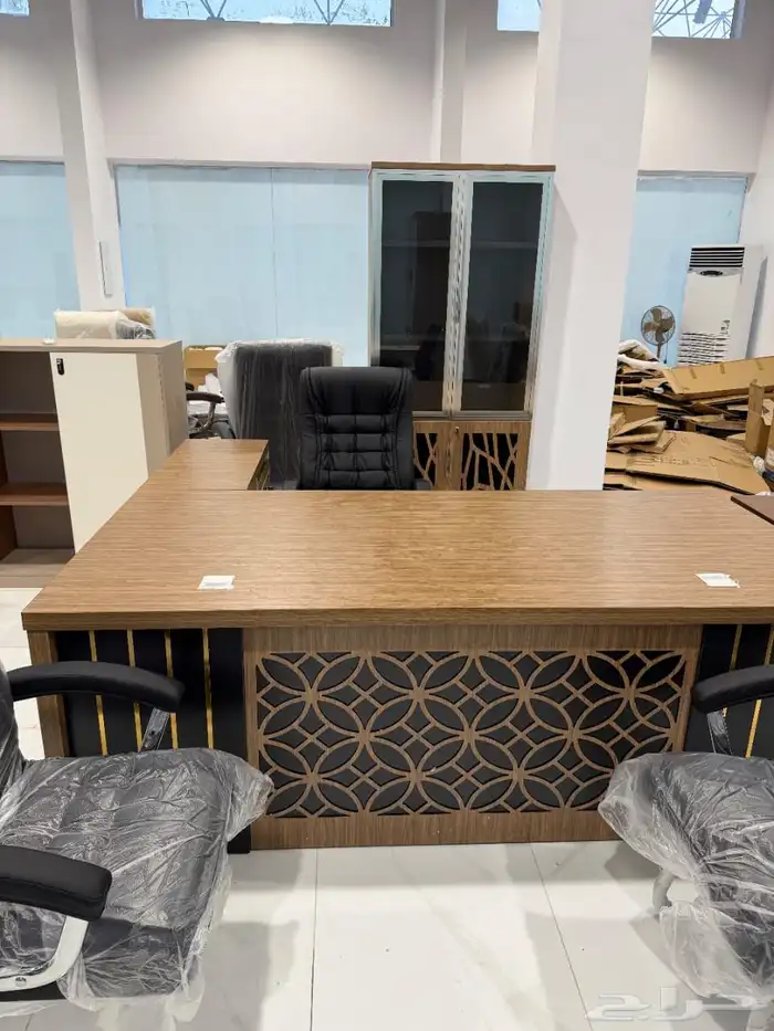 طاولة مكتب حديثة بتصميم عصري بأحجام مختلفة 13