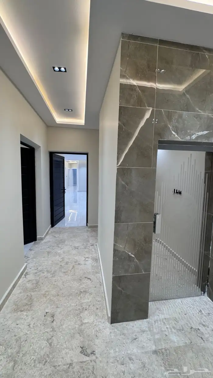 للبيع روف علوى مع ملحق مقابل نادى ضمك طريق ابها الخميس 5