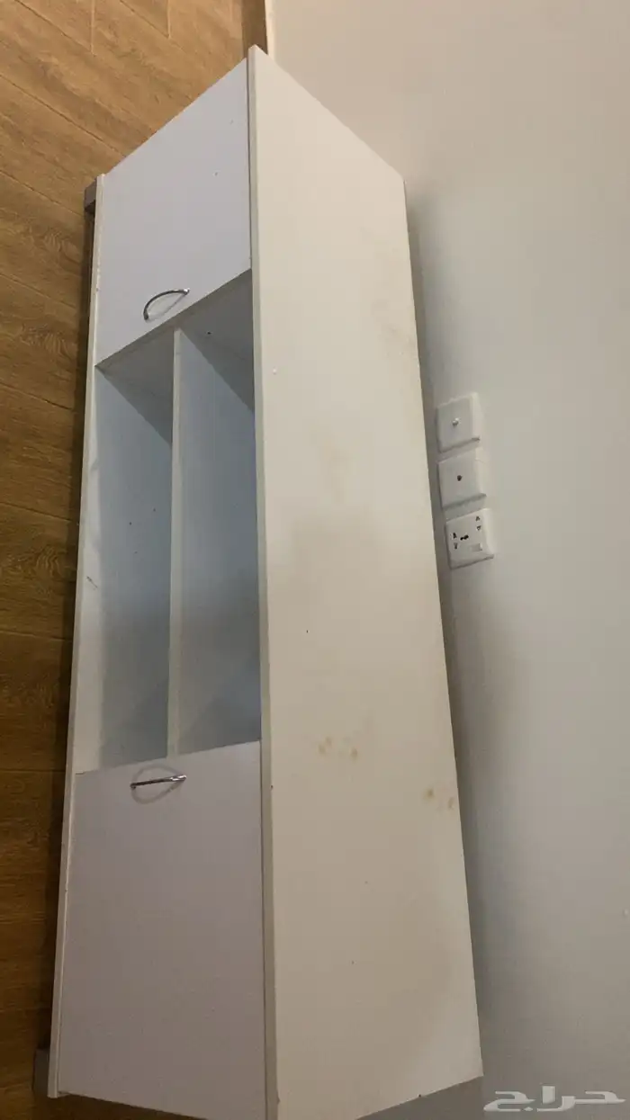 طاولة تلفزيون من هوم بوكس.العيوب وجود آثار قاعدة التلفزيون 1