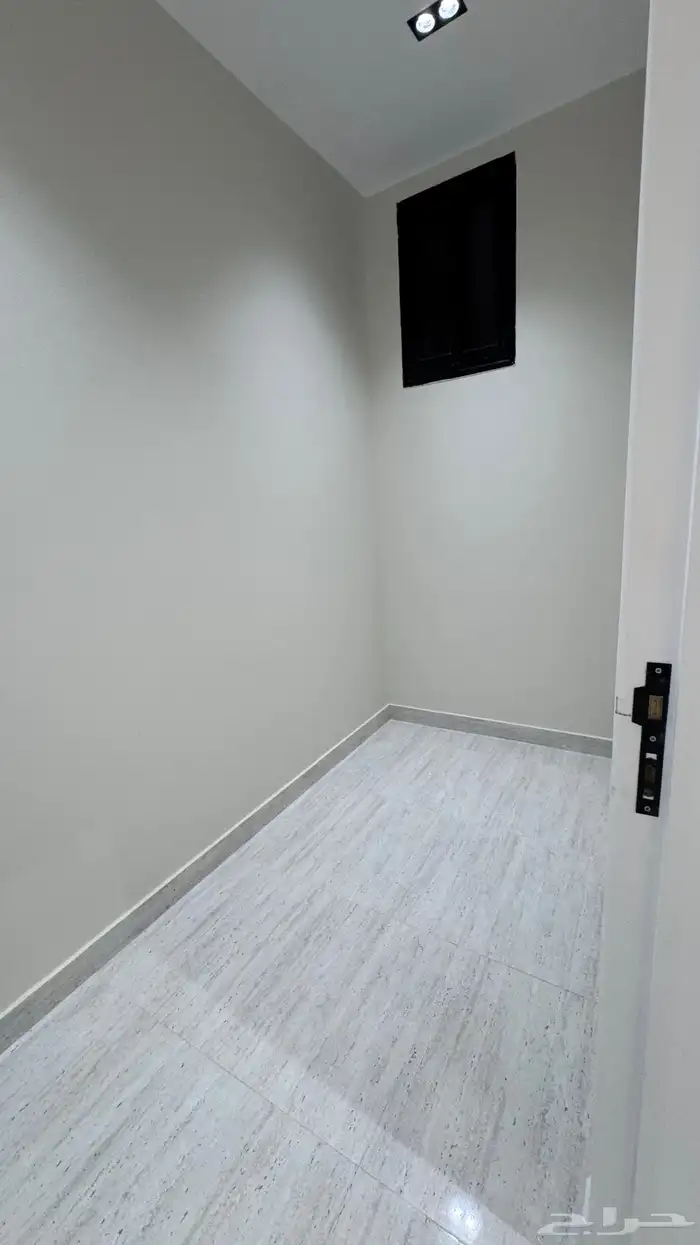 للبيع روف علوى مع ملحق مقابل نادى ضمك طريق ابها الخميس 10