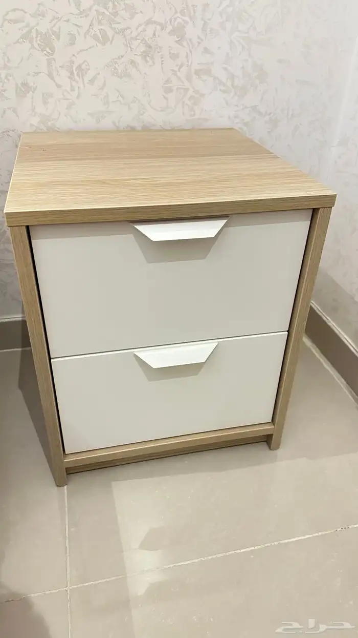 كومدينة أنيقة درجين لون خشبي وأبيض   تصميم عصري 0