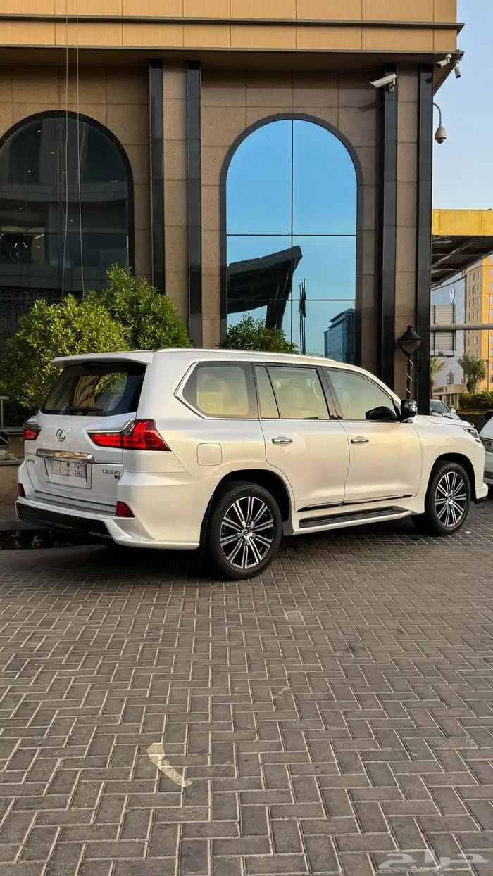 لكزس LX570 سعودي مخزن 2021 4