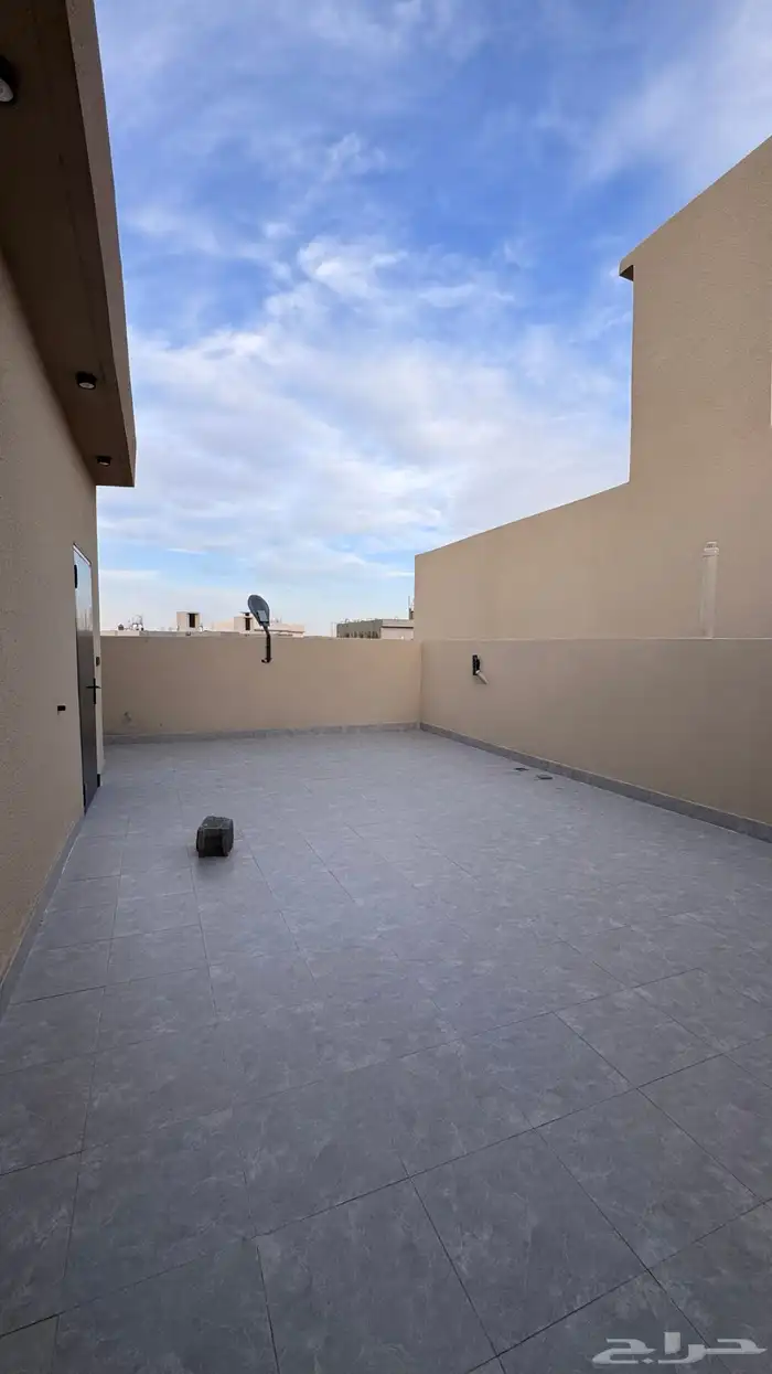 للبيع روف علوى مع ملحق مقابل نادى ضمك طريق ابها الخميس 31