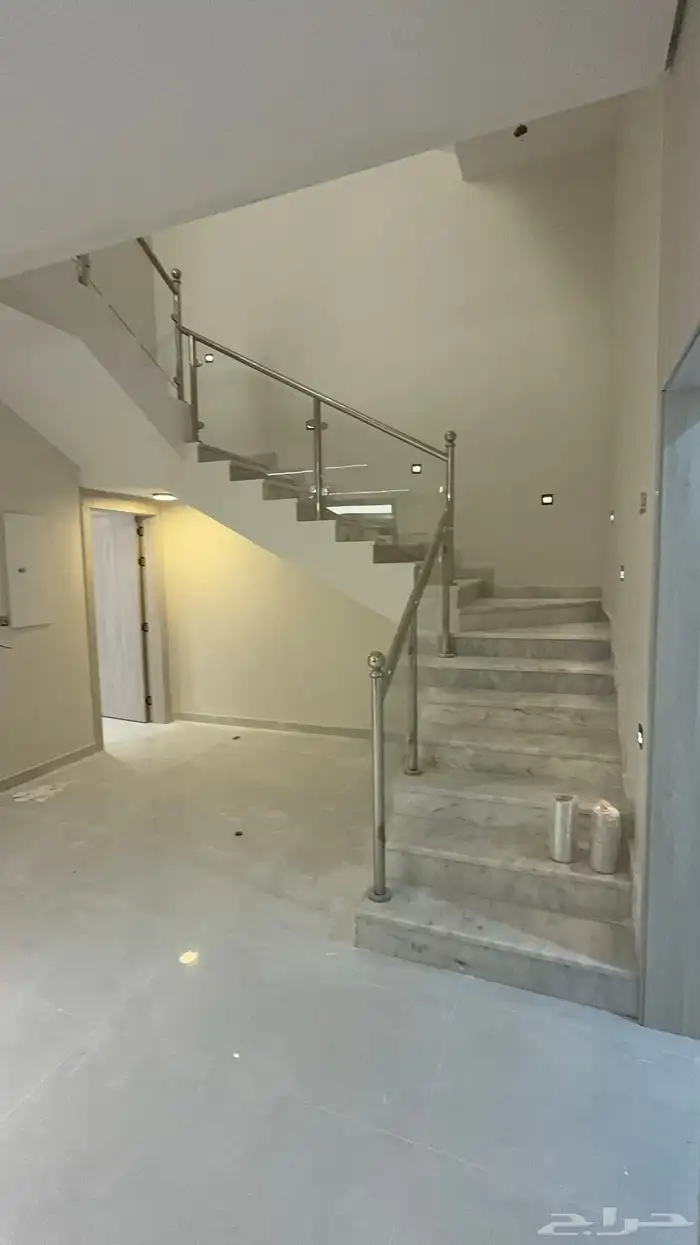 للبيع فيلا شبه منفصله 250 متر بالتاسع تصميم طيب 15