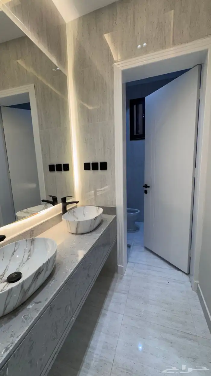 للبيع روف علوى مع ملحق مقابل نادى ضمك طريق ابها الخميس 8