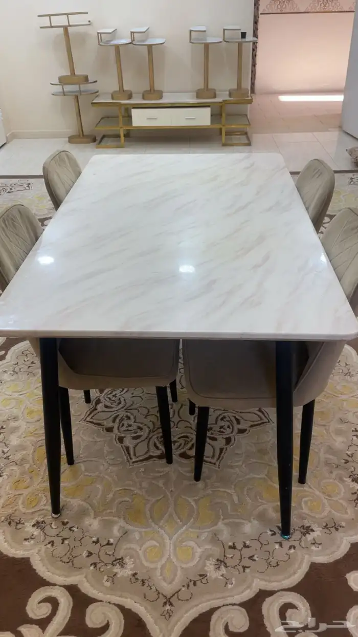 طاولة طعام مع 4 كراسي للبي 1