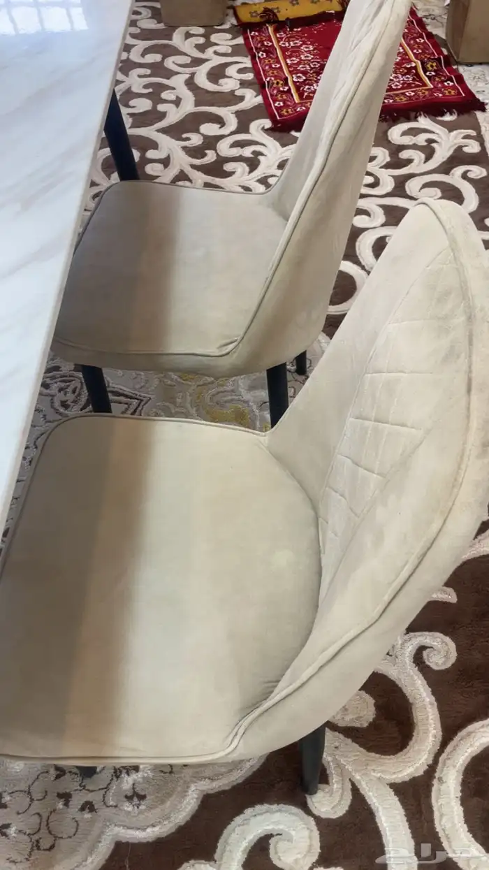 طاولة طعام مع 4 كراسي للبي 5