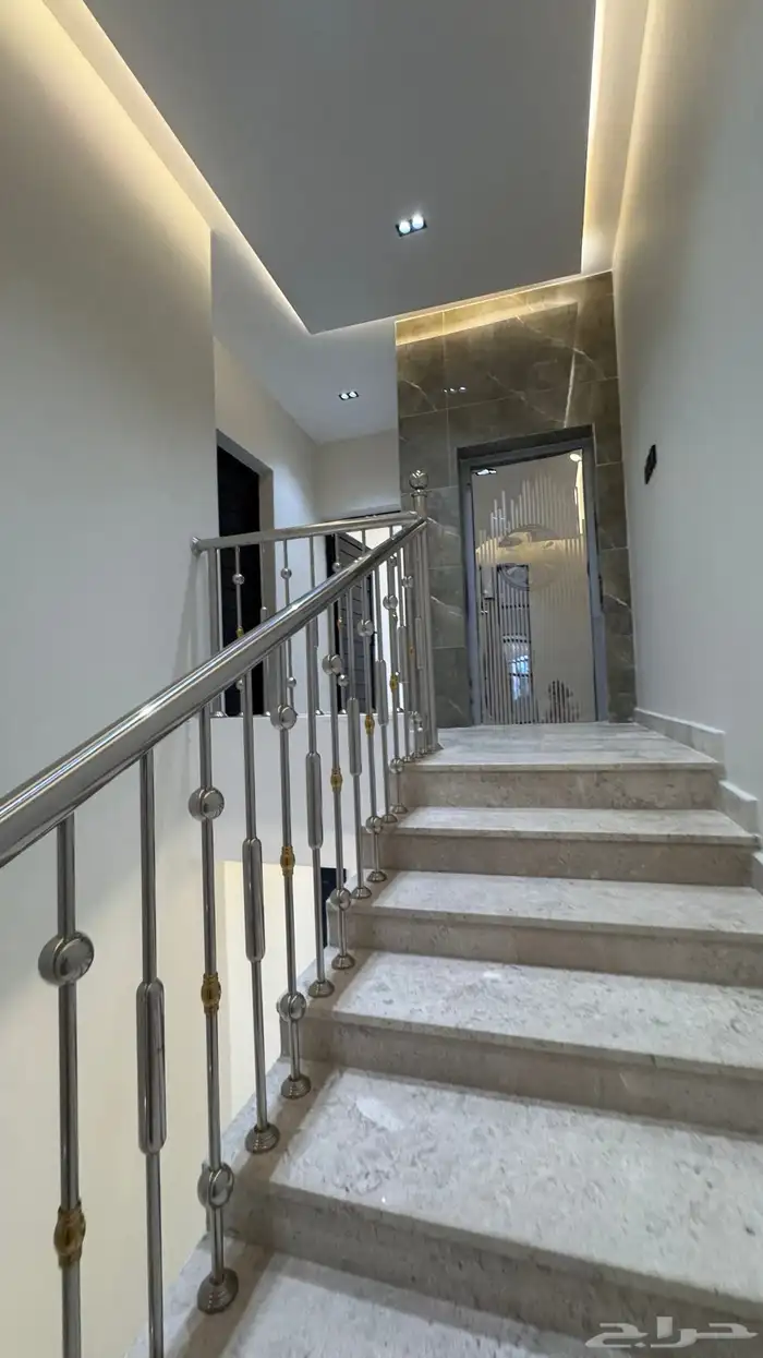 للبيع روف علوى مع ملحق مقابل نادى ضمك طريق ابها الخميس 22