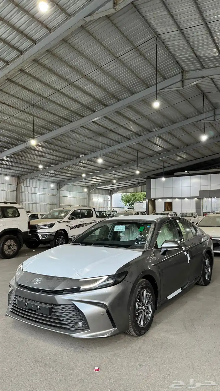 تويوتا كامري 2025 بنزين E جنوط بصمة سعودي تيتانيوم داخلي بيج 2