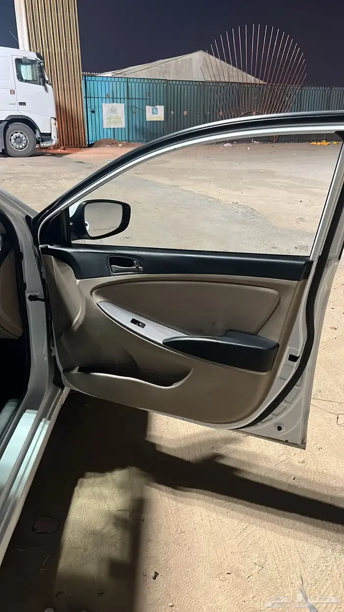 اكسنت 2017 ماشيه 290 نظيفه ابيض لها معي 4 سنين وماقد اشتكيت 5