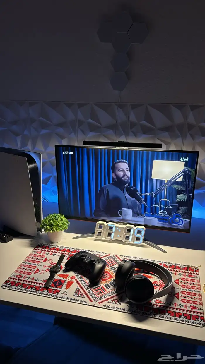 طاولة قيمنق من ايكيا ابي فيها 500 وقابل للتفاوض 1