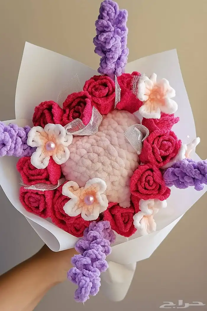 وردة جوري كبيرة وباقات ورد وهدايا متنوعة مصنوعة بخيوط الصوف 4