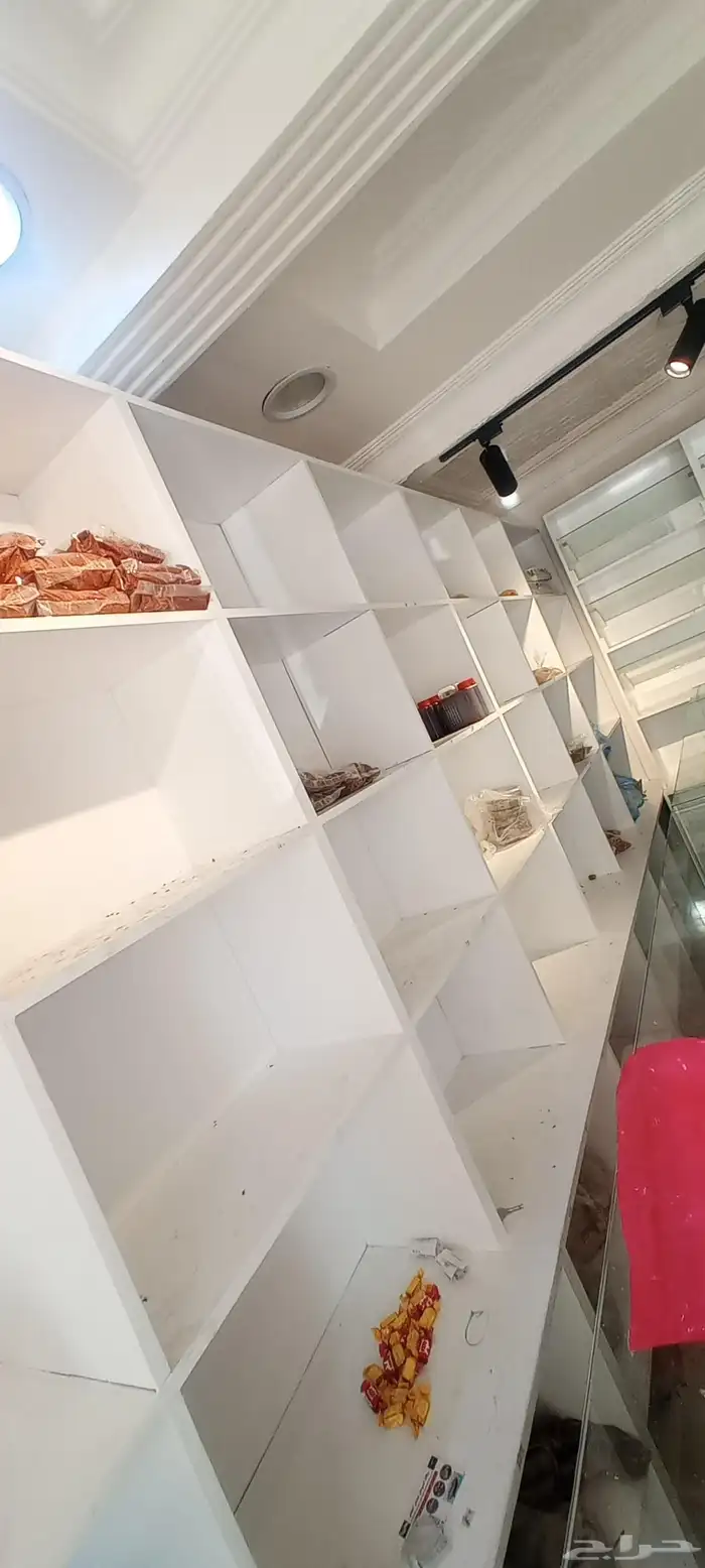 رفوف و وديكورات محل للبيع نجران 2