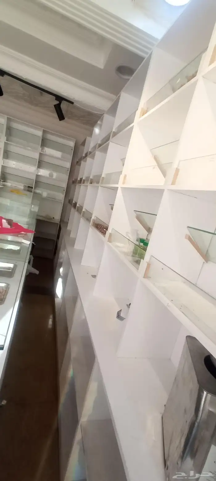رفوف و وديكورات محل للبيع نجران 6