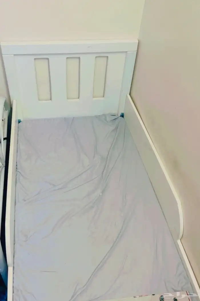 سرير اطفال مع المرتبة استخدام خفيف سبب البيع نقل 1