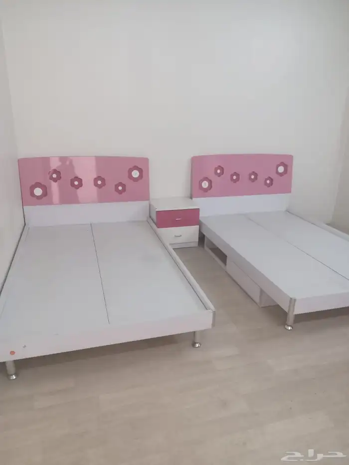 غرفة نوم بناتي مكونه من سريرين نفر ونص ودولاب 4 أبواب وكمدين 0