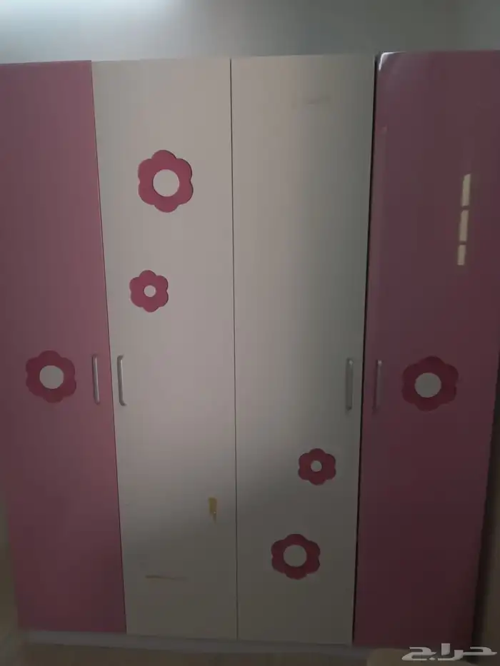 غرفة نوم بناتي مكونه من سريرين نفر ونص ودولاب 4 أبواب وكمدين 1