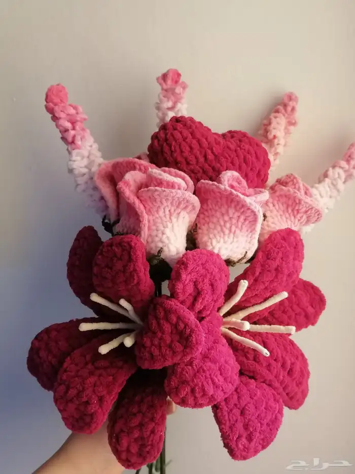 وردة جوري كبيرة وباقات ورد وهدايا متنوعة مصنوعة بخيوط الصوف 2