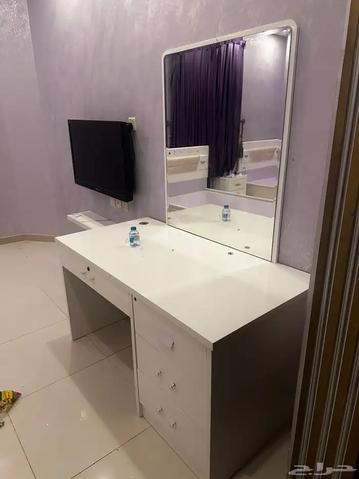 طاولة مكتبية ومرايا للبيع 0