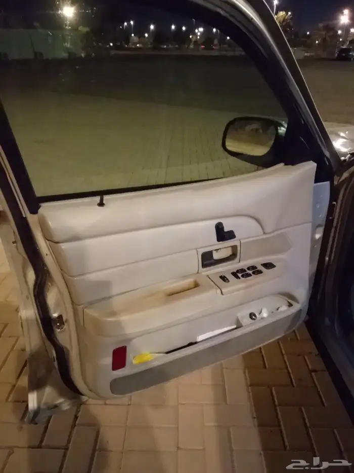 للبيع فورد فكتوريا موديل2003 نظيف شرط 13