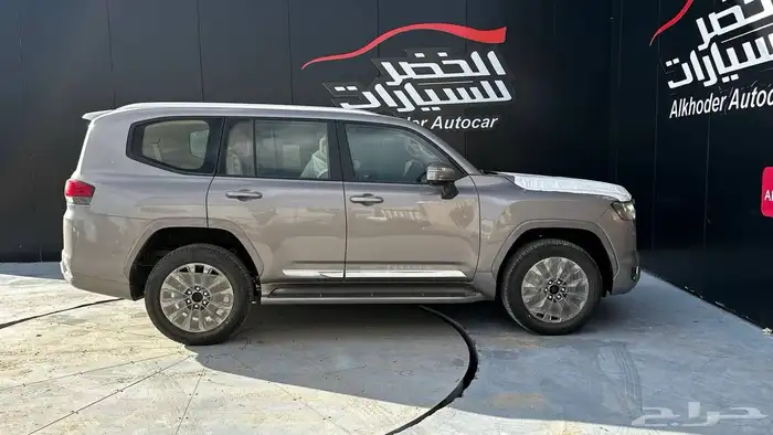 تويوتا لاندكروزر GXR L4 2025 لدى شركة عبدالمجيد الخضر 3