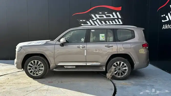 تويوتا لاندكروزر GXR L4 2025 لدى شركة عبدالمجيد الخضر 2