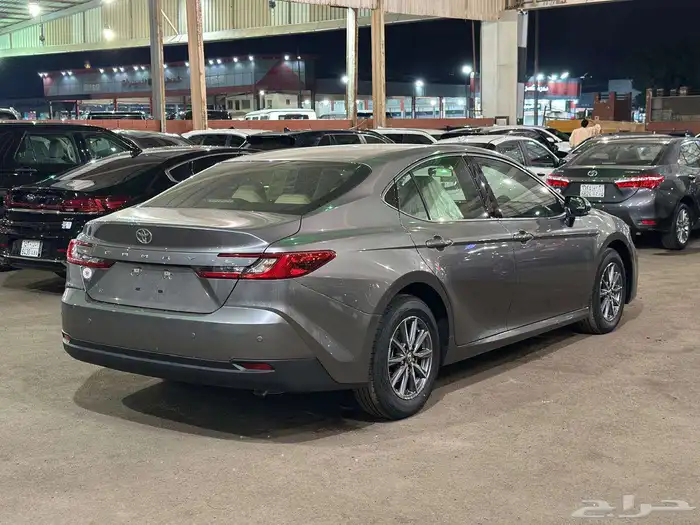 تويوتا كامري 2025 E بنزين جديد 3