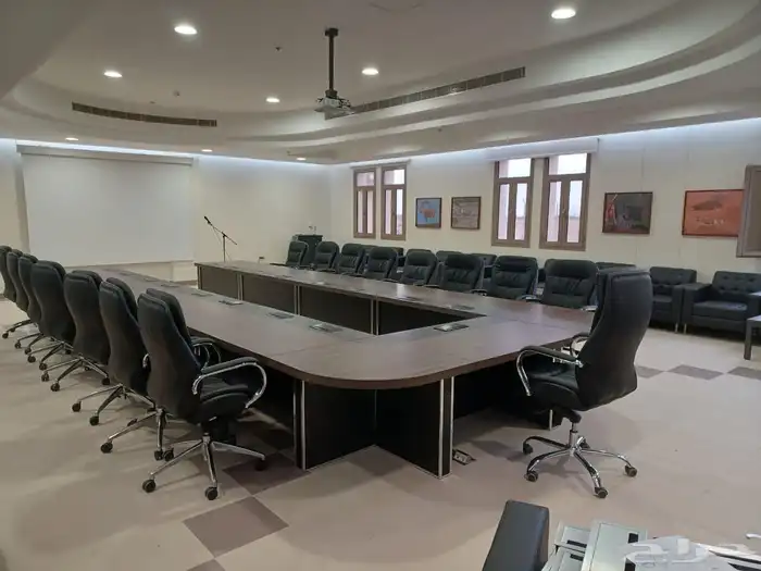 طاولة اجتماعات تجمع بين الأناقة والجمال بأحجام مختلفة 48