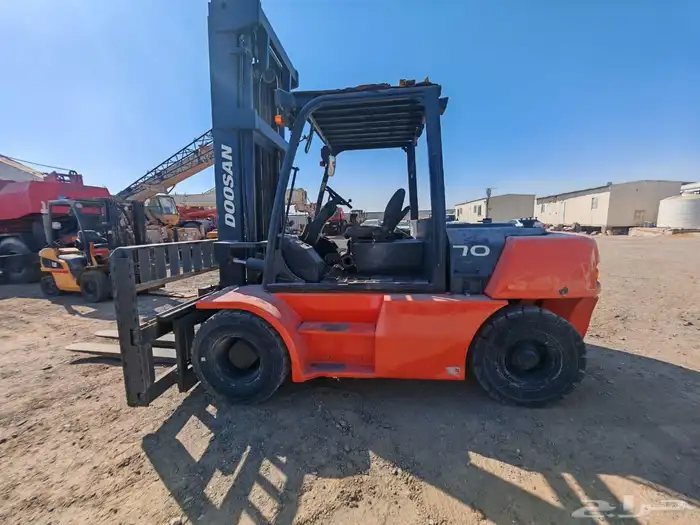 تاجير رافعات شوكيه كرينات معدات ثقيله تغطيه مشاريع 13