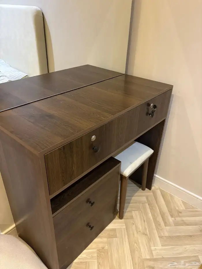 تسريحة بدولاب متحرك صغير وكرسي 0