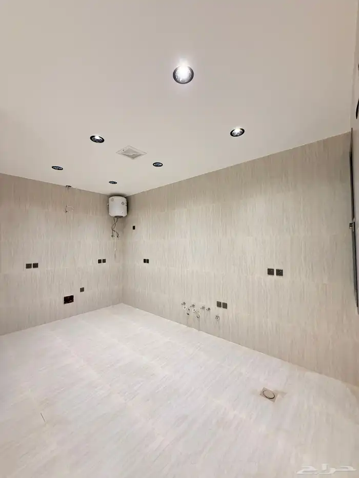 للبيع شقه علويه بسطح خاص بالقرب من نادي ضمك بسعر470الف 7