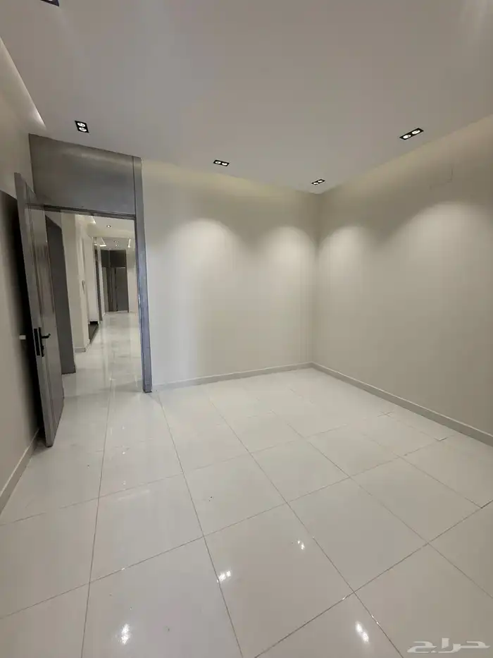 للبيع أدوار أرضيه بحوش وشقق علويه بمصعد طريق ابها الخميس 11