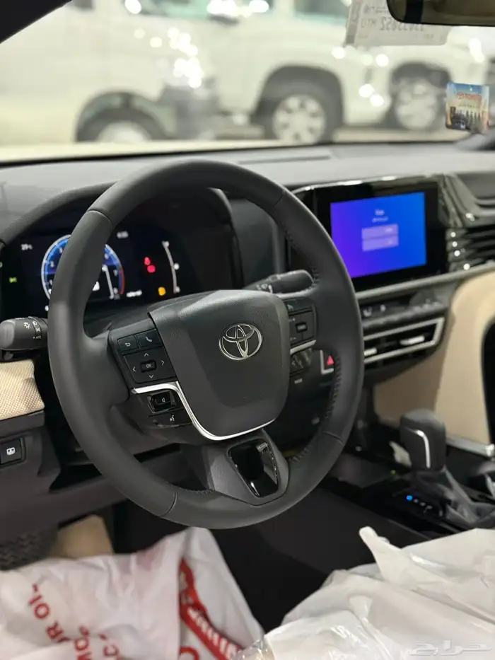 تويوتا كامري 2025 LE (بنزين) اللون اسود 9