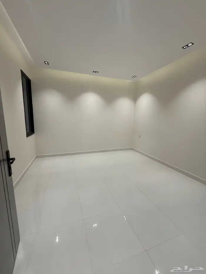 للبيع أدوار أرضيه بحوش وشقق علويه بمصعد طريق ابها الخميس 34