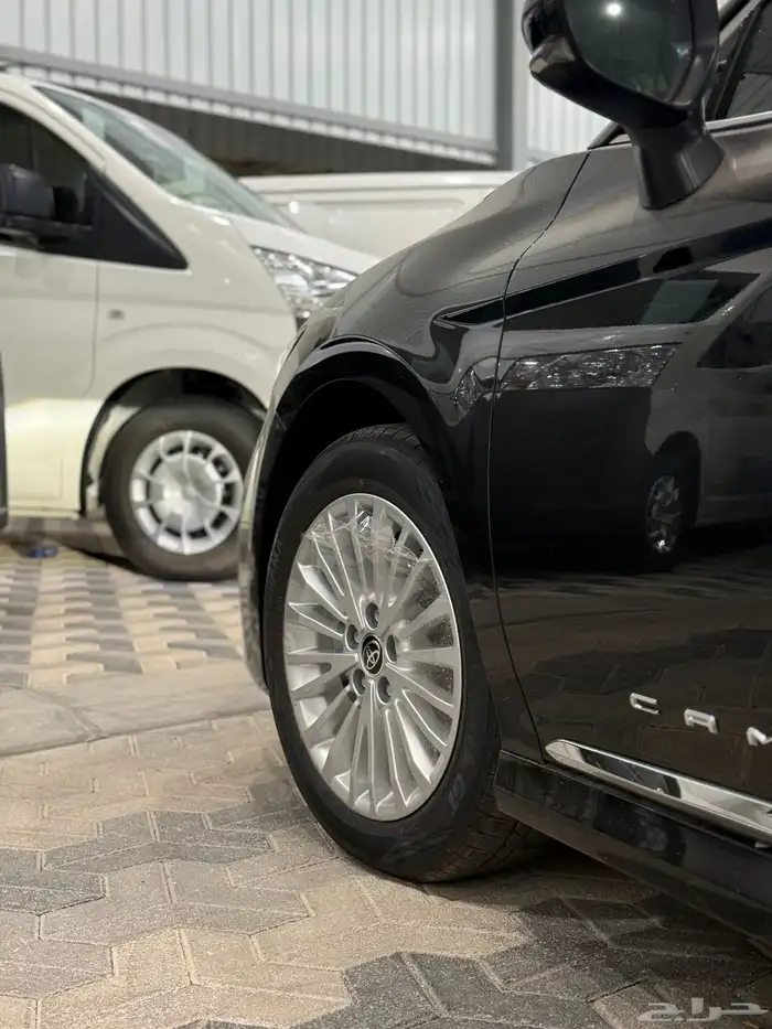 تويوتا كامري 2025 LE (بنزين) اللون اسود 6