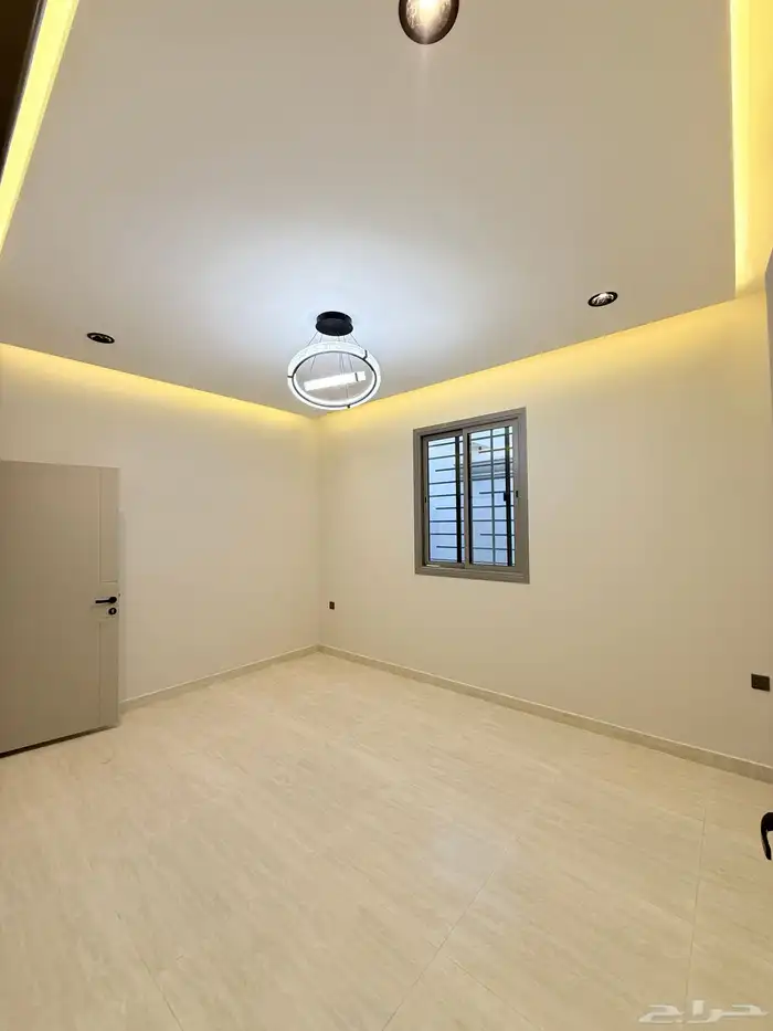 للبيع شقه علويه بسطح خاص بالقرب من نادي ضمك بسعر470الف 4