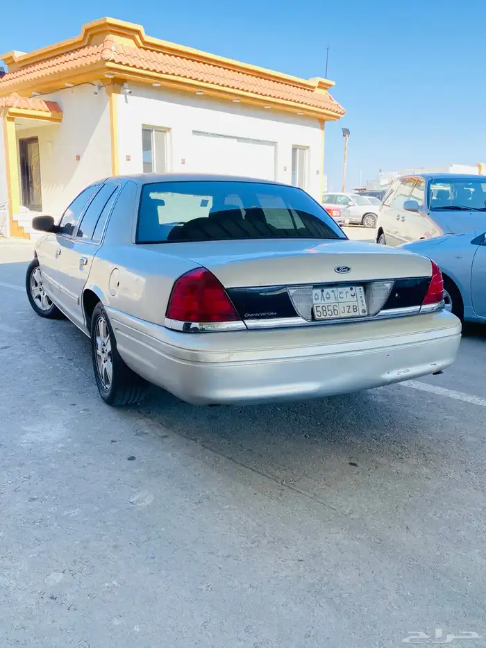فورد كراون فيكتوريا 2012 5