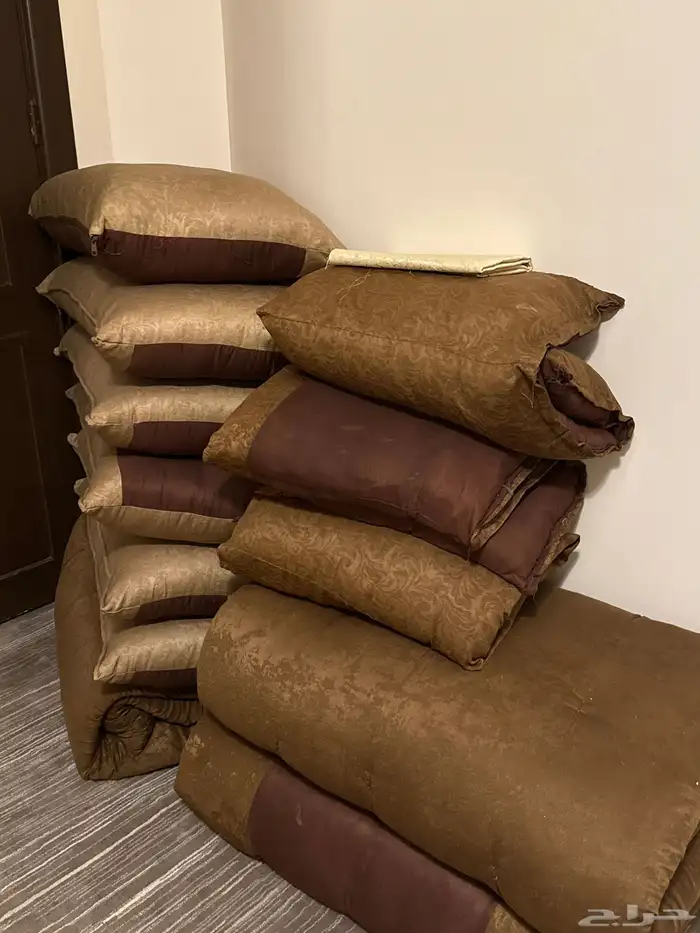 للبيع مراكي ومخدات مجلس 6مساند ثلاث مراكي. ولباد الجلسه40 0