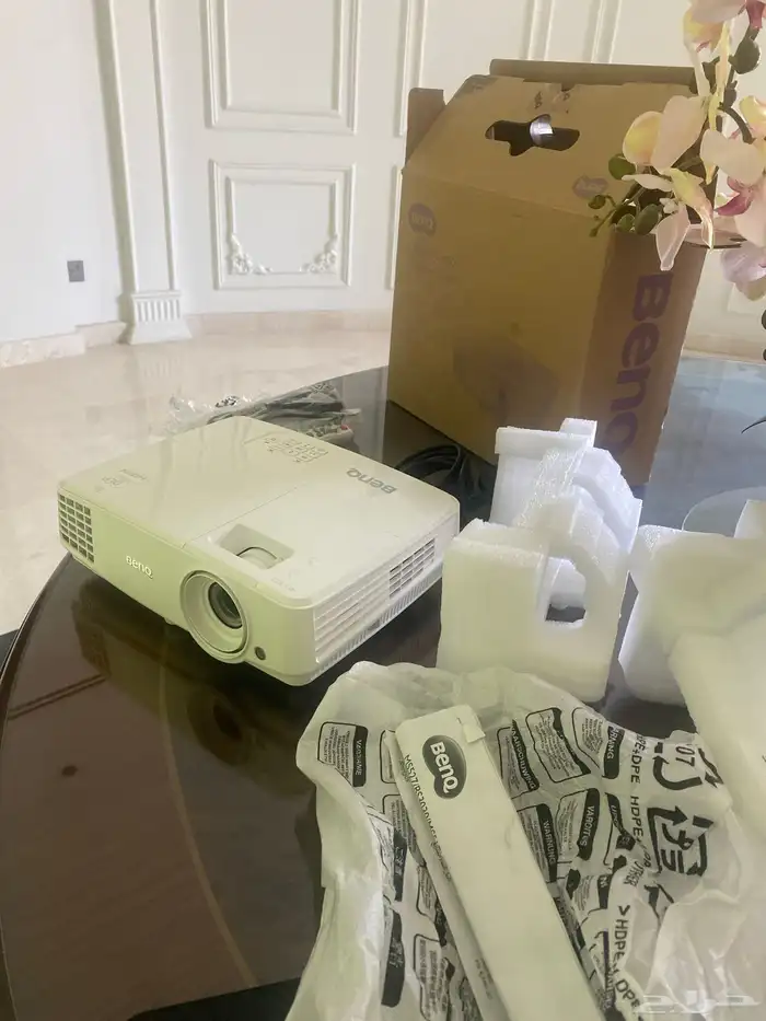 بروجكتر Benq استخدام نظيف جدا شبة جديد 2