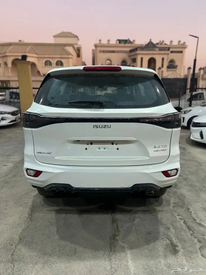 ايسوزو جيب mux 2025 بريمي فل كامل 7