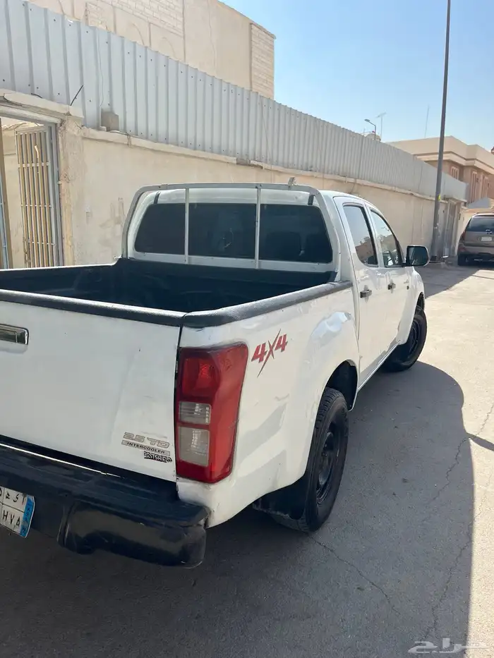 سياره ايسوزو ديماكس موديل 2015 1