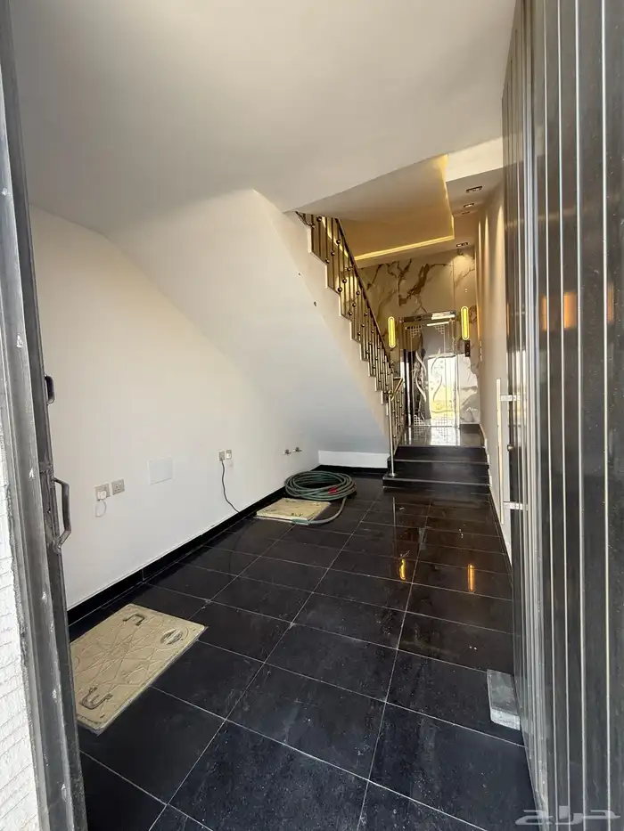 للبيع أدوار أرضيه بحوش وشقق علويه بمصعد طريق ابها الخميس 27