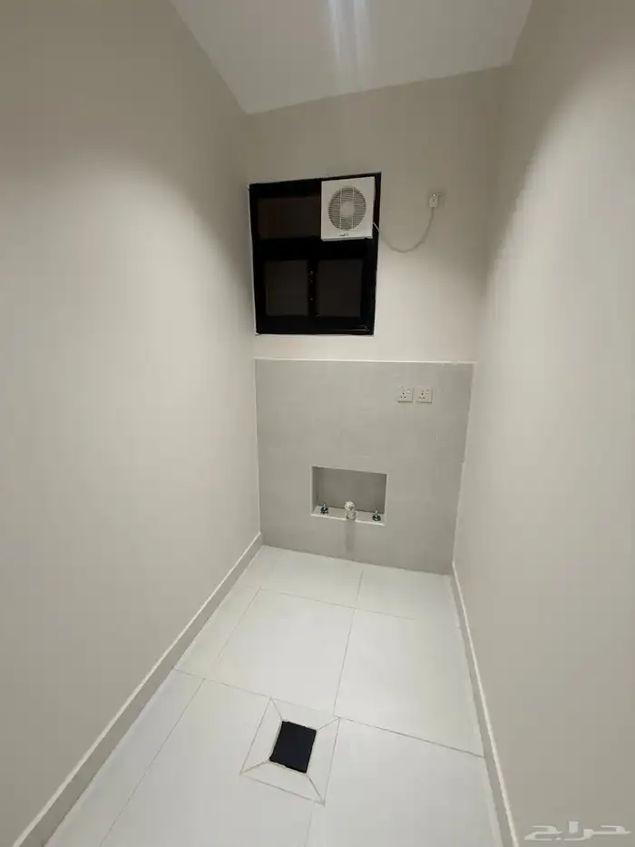 للبيع أدوار أرضيه بحوش وشقق علويه بمصعد طريق ابها الخميس 26