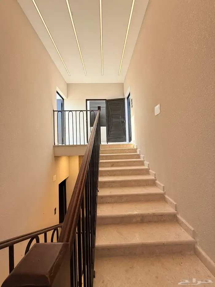 للبيع شقه علويه بسطح خاص بالقرب من نادي ضمك بسعر470الف 15