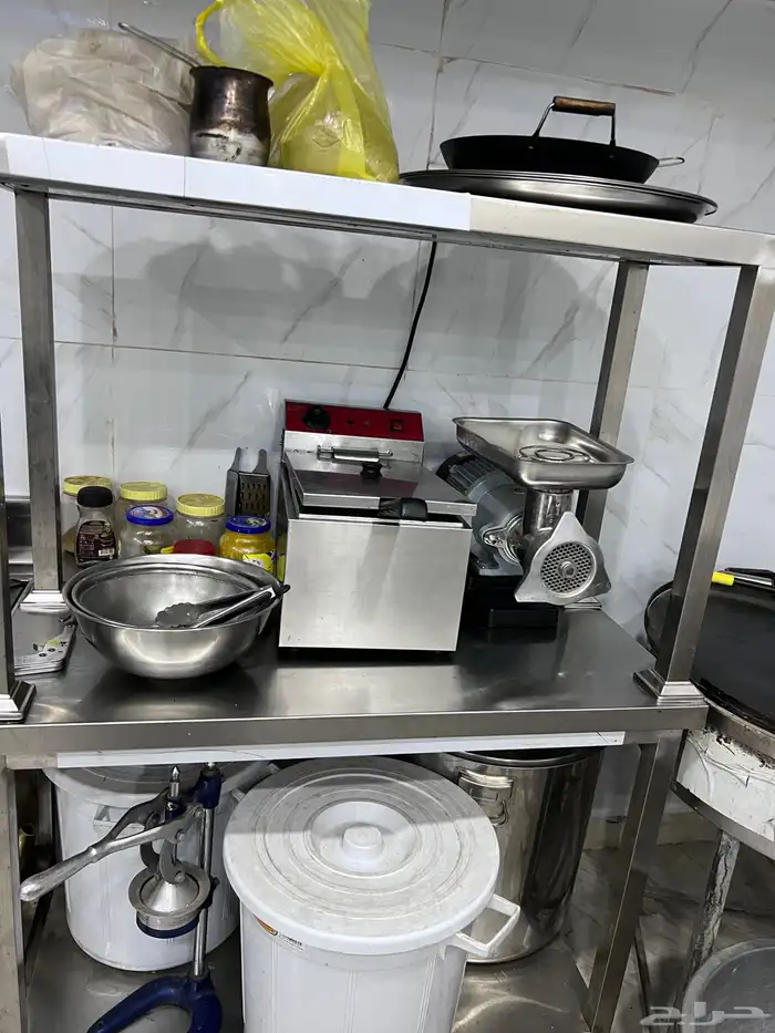 ساج وعجانة وفرادة خبز وثلاجة عرض متر ونص في متر ونص وطولت 8