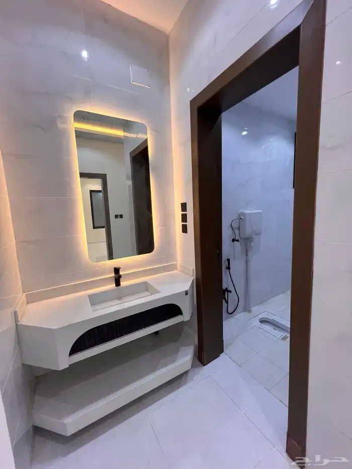 للبيع فيلا روف مع ملحق حى الراقى خميس مشيط780 الف 40