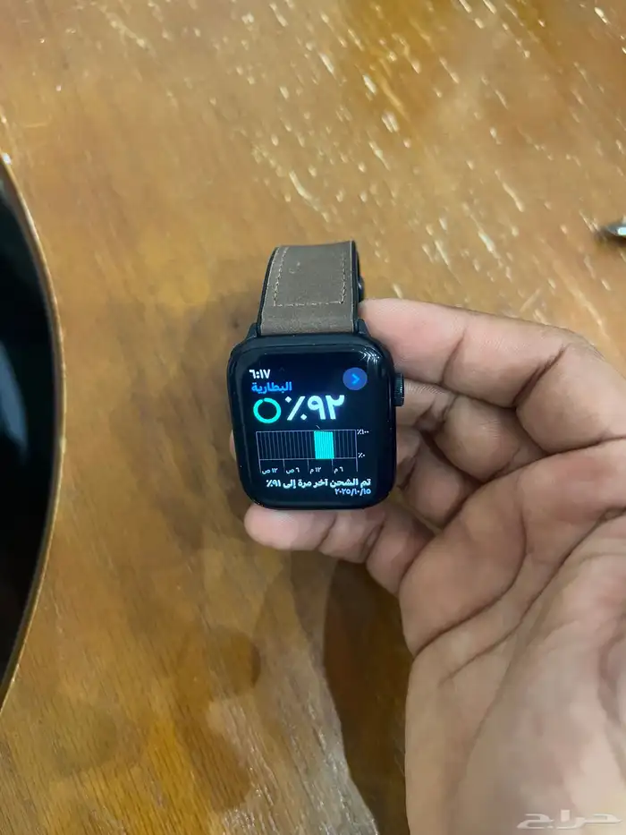 آبل واتش مع شاحنها الأصلي سليمه من ادنى ملاحظه شبه الجديد 2
